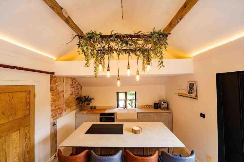 Luxury Barn With Hot Tub, Spa Treatments, Private Dining Little Budworth المظهر الخارجي الصورة